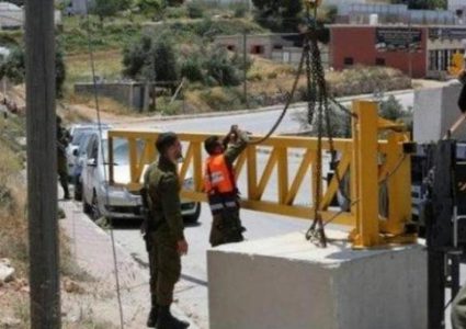 الاحتلال ينصب بوابة حديدية في المنطقة الجنوبية من الخليل