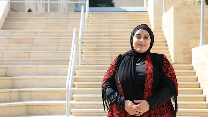 الطالبة هادية الحاج علي من النجاح تحصد لقب نائب سفير فلسطين للتراث والفلكلور