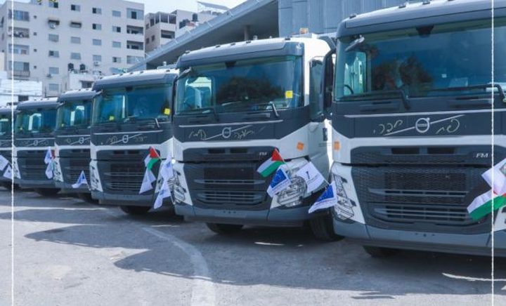 تسليم 8 آليات ضاغطة للنفايات الصلبة لصالح بلديات قطاع غزة