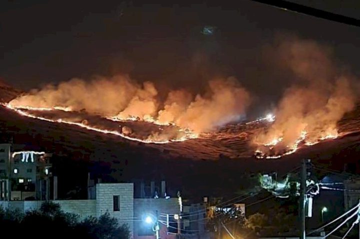 مستوطنون يحرقون أرض مواطن بنابلس ويحولونها لملعب