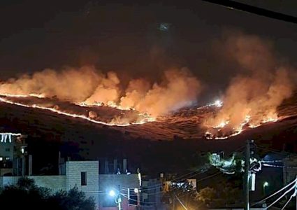 مستوطنون يحرقون أرض مواطن بنابلس ويحولونها لملعب