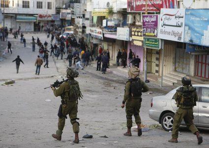 اعتقال شاب وحالات اختناق بمواجهات مع الاحتلال في الخليل ومخيم العروب