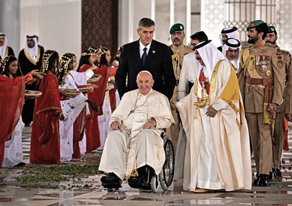 البابا فرنسيس يصل البحرين في زيارة لتعزيز الحوار مع الإسلام