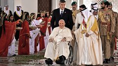 البابا فرنسيس يصل البحرين في زيارة لتعزيز الحوار مع الإسلام