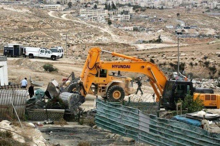 قوات الاحتلال تهدم مسكنين وبئري مياه جنوب الظاهرية في الخليل