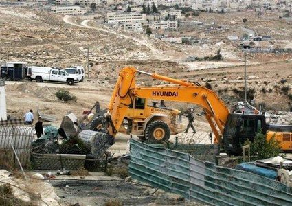 قوات الاحتلال تهدم مسكنين وبئري مياه جنوب الظاهرية في الخليل