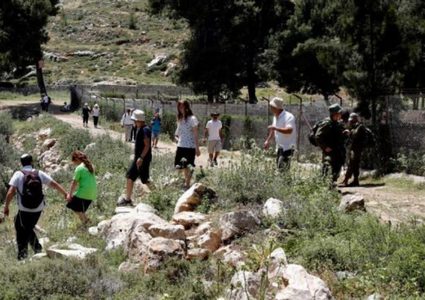 مستوطنون يقتحمون قريوت ويصيبون مواطنا