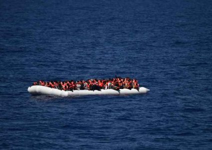 غزة: وفاتاة و3 مفقودين بغرق قارب هجرة في مياه اليونان
