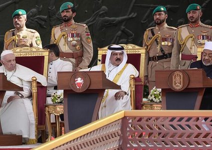 ملك البحرين يؤكد أهمية دور القيادات الدينية في العالم المعاصر