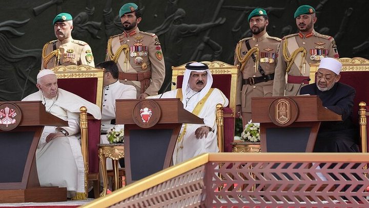 ملك البحرين يؤكد أهمية دور القيادات الدينية في العالم المعاصر