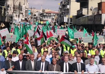 مئات المواطنين يخرجون في مسيرات حاشدة في الأردن تضامنا مغ فلسطين