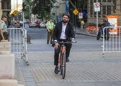 رئيس تشيلي يتنقل بالدراجة إلى القصر الرئاسي