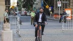 رئيس تشيلي يتنقل بالدراجة إلى القصر الرئاسي