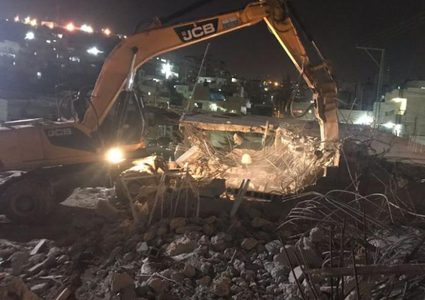 سلطات الاحتلال تجبر مواطنا على هدم منزله في القدس المحتلة