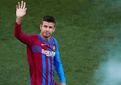 لاعبو برشلونة يودعون بيكيه برسائل مؤثرة