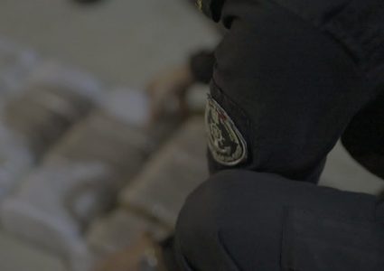 احباط محاولة تهريب 90 فرش حشيش قبالة شاطئ دير البلح