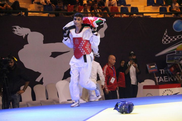 عبيدات يسلم الرجوب ملف لجنة المراجعة في بطولة فلسطين الدولية للتايكواندو