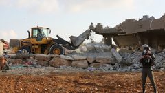 الاحتلال يهدم منزلا وأسوارا ويجرف أراضي شرق مدينة أريحا