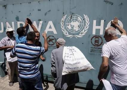 موظفو “الأونروا” يخوضون إضرابا تحذيريا