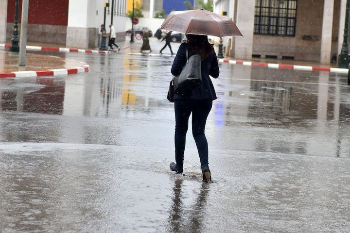 الطقس: أجواء غائمة جزئيا وأمطار متفرقة على مختلف المناطق