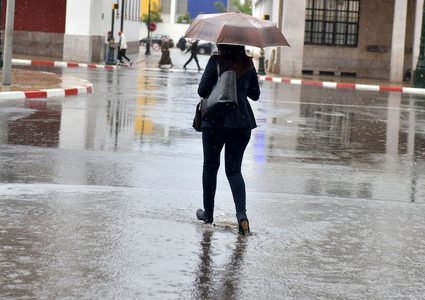 الطقس: أجواء غائمة جزئيا وأمطار متفرقة على مختلف المناطق