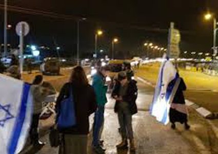 مستوطنون يغلقون مدخل قرية الزبيدات شمال أريحا ويرفعون أعلام الاحتلال