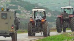 قوات الاحتلال تستولي على جرارين زراعيين ومركبة في الأغوار الشمالية