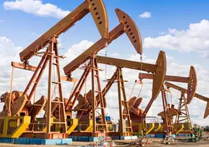 سعر النفط يتكبد خسارة أسبوعية مع ارتفاع المخزونات