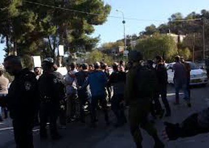 مستوطنون يحتجزون ثلاثة مواطنين شرق نابلس