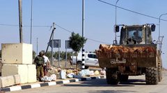 نابلس: قوات الاحتلال تغلق مداخل قرية قصرة بالمكعبات الاسمنتية