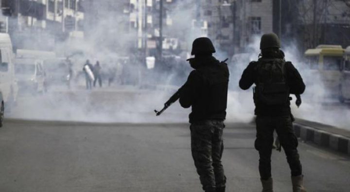 الاحتلال يعتقل أسيرا محررا ويصيب العشرات بالاختناق جنوب جنين