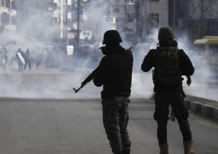 الاحتلال يعتقل أسيرا محررا ويصيب العشرات بالاختناق جنوب جنين