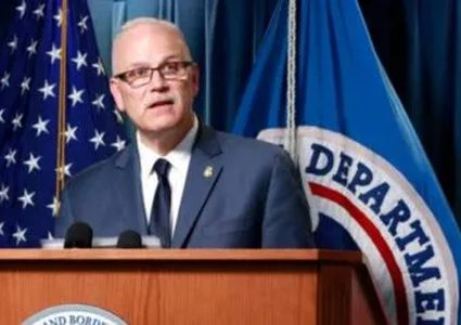 بايدن يقبل استقالة مفوض الجمارك والحدود الأمريكي