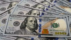 خبير اقتصادي: السبب الرئيس لانخفاض الدولار هو ارتفاع أسواق الأسهم بشكل كبير