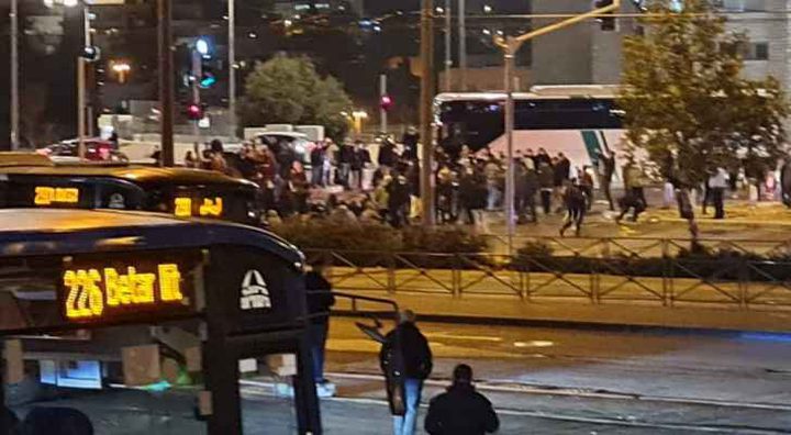 مستوطنون يهاجمون مركبات المواطنين غرب الخليل