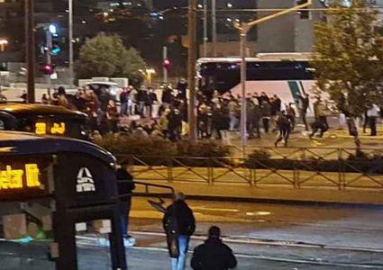 مستوطنون يهاجمون مركبات المواطنين غرب الخليل