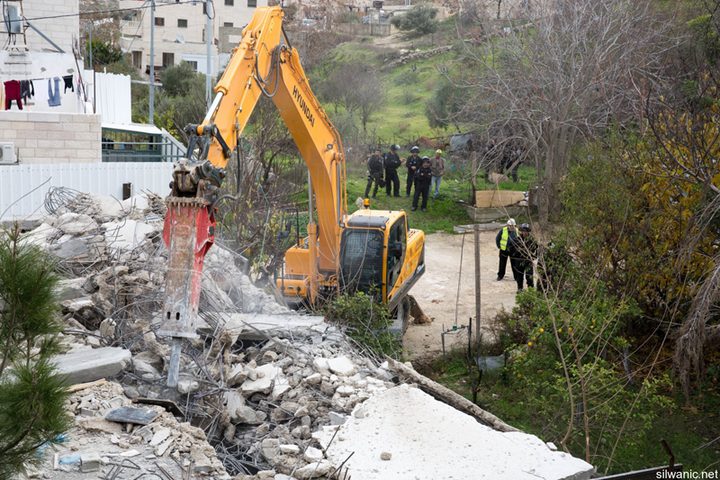 طواقم البلدية تهدم منزلا في شارع صلاح الدين بالقدس المحتلة