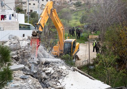 طواقم البلدية تهدم منزلا في شارع صلاح الدين بالقدس المحتلة