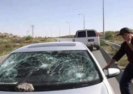 اصابة عدة مواطنين في هجوم للمستوطنين على مركباتهم قرب حوارة