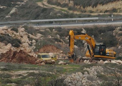 مستوطنون يشقون شارعا استيطانيا جديدا وسط الخليل