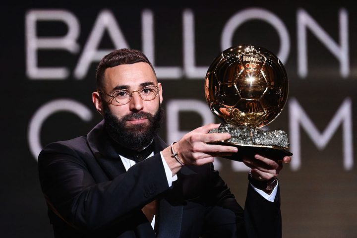 بنزيما يتوج بجائزة أفضل لاعب في جلوب سوكر