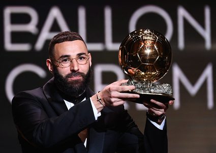 بنزيما يتوج بجائزة أفضل لاعب في جلوب سوكر