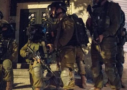 قوات الاحتلال تداهم منزلا بالبلدة القديمة من الخليل