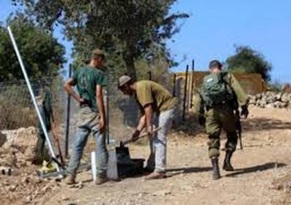 مستوطنون يشقون شارعا استيطانيا جديدا في تل الرميدة وسط الخليل