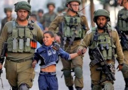 الاحتلال يعتقل طفلا من مدرسته في الزبيدات