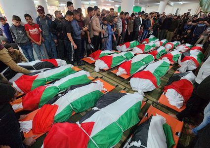 عشرات الآلاف يشيّعون ضحايا حريق جباليا