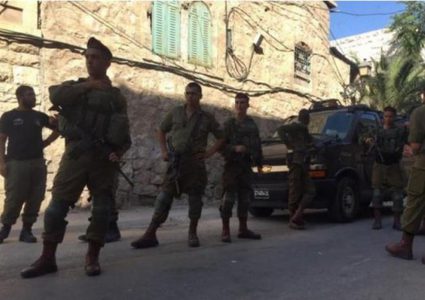 الاحـتلال يجبر عائلة على إخلاء مبنى لبلدية الخليل في البلدة القديمة