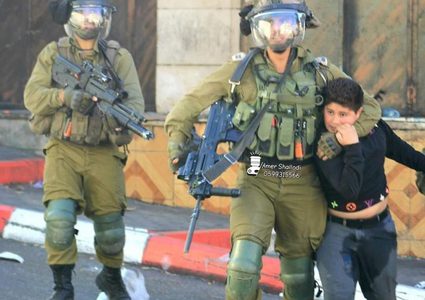 قوات الاحتلال تعتقل طفلا شرق الخليل