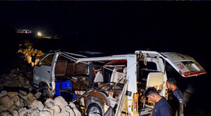 20 قتيلا على الأقل بينهم 11 طفلاً في حادث طرق في باكستان