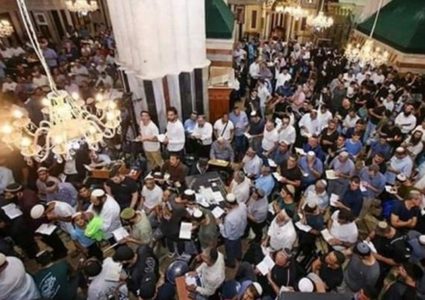 مئات المستوطنين يقتحمون الحرم الإبراهيمي في الخليل